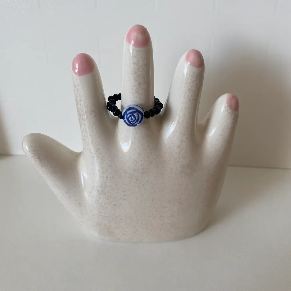 Handgjord ring som är svart med en blå ros i mitten 🥀 . Accessoarer.