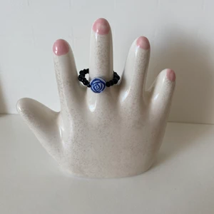 Ring med en blå ros - Handgjord ring som är svart med en blå ros i mitten 🥀 