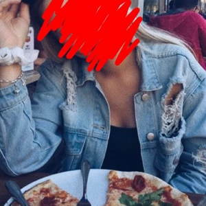 Jeansjacka!! - Jeansjacka från junkard. Använd en del men fint skick, väldigt snygg! 