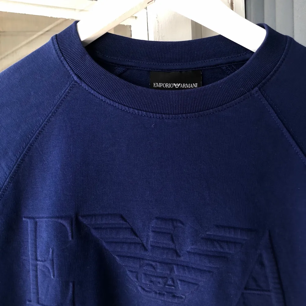 Säljer min killes Armani tröja i stl M. Nypriset ligger runt 900kr. Skriv om du har fler frågor💕. Tröjor & Koftor.