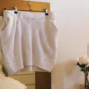 egensydd, vit, stickad kjol med fickor på sidorna och resår, aldrig använd!! köparen står för frakten 