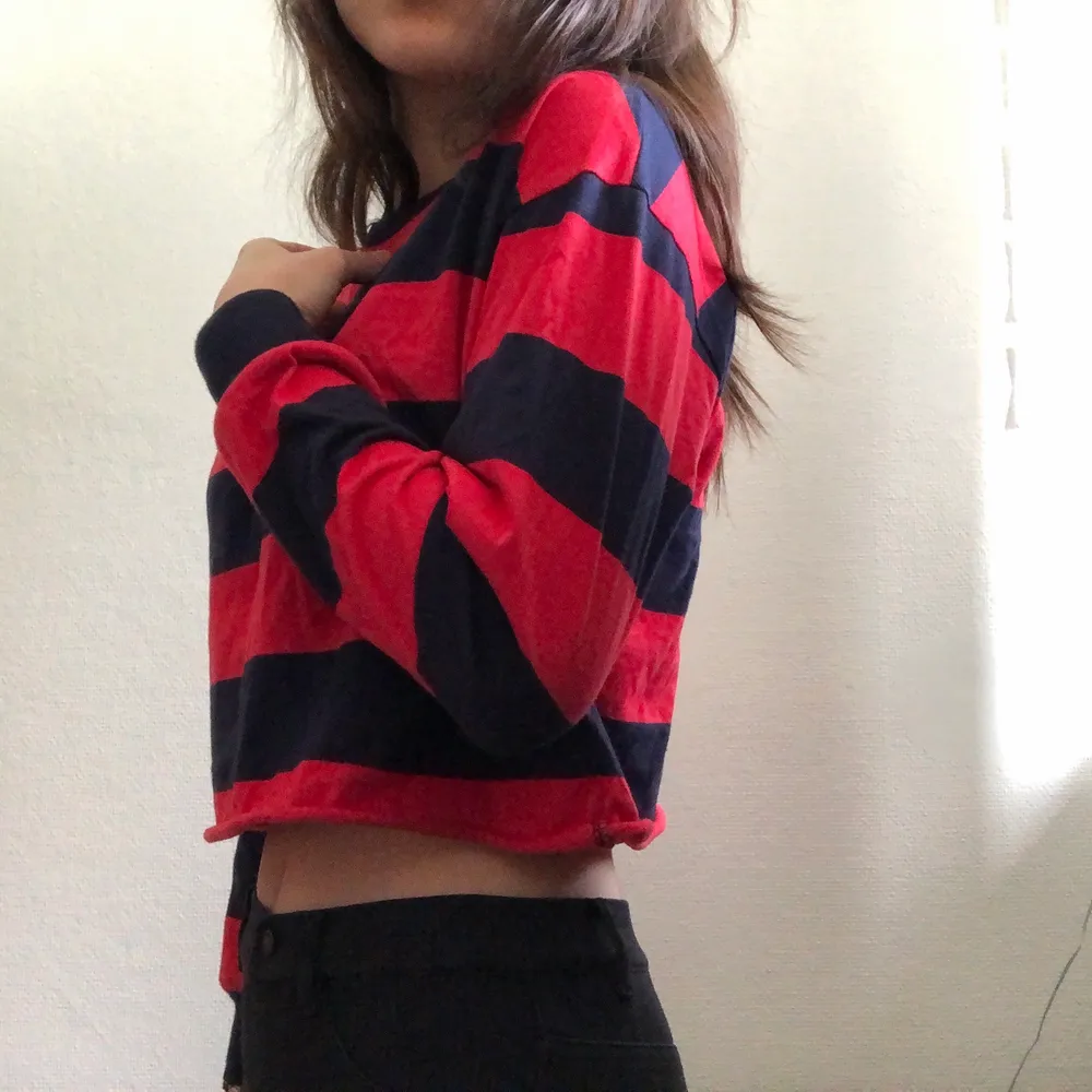 Forever 21 navy blue and red long sleeve shirt. Only used twice and still in good quality. New price: 220kr. Toppar.