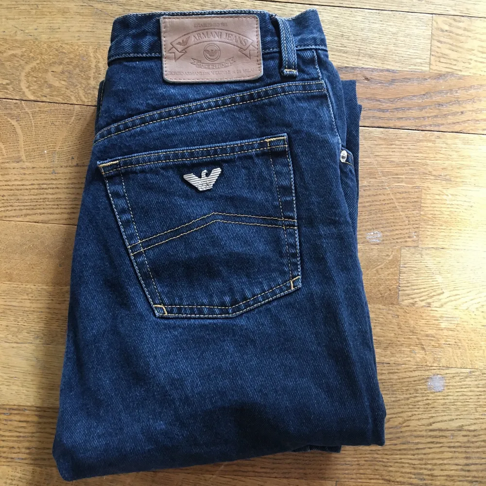 Super snygga Armani jeans med hög midja, perfekt 90s passform! Storlek 32. Jeans & Byxor.