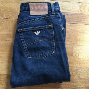 Super snygga Armani jeans med hög midja, perfekt 90s passform! Storlek 32