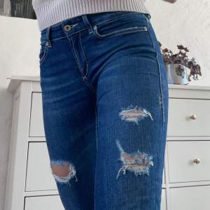 Mörkblå jeans från Dondup, storlek 27, passar S/Xs