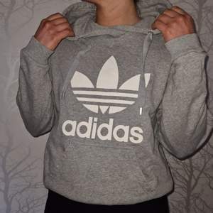 Grå Adidas hoodie stl 38