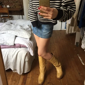 Jeans kjol  - Snygg y2k kjol som jag inte längre använder. Jag har sytt in den men inte klippigt tygget så det går att bara sprätta upp de om man vill! I fint skick 