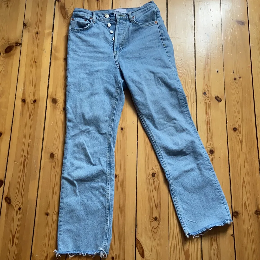 Zara jeans som jag ej använder, ganska små i storleken🤍. Jeans & Byxor.