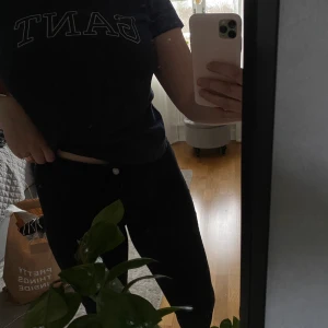 Marinblå gant tröja - Jag säljer denna gulliga marinblåa Gant tröja. Den kommer från ett rökfritt hem och tvättas alltid innan den skickas och har du fler frågor är de bara att höra av dig.