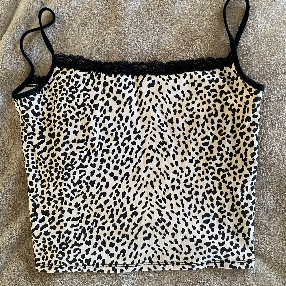 jättefint leopard linne säljer pga att jag inte längre använder! 80kr + frakt💓 Storlek XS. Toppar.