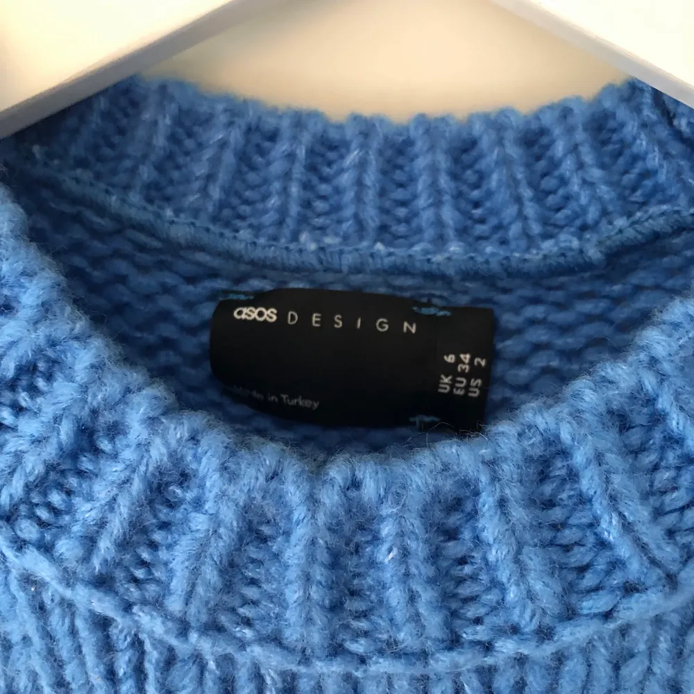 Så skön och fin blå stickad tröja från asos! Knappt använd så i super bra skick ❤️. Tröjor & Koftor.