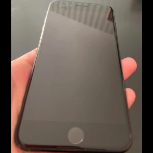 iPhone 7+ - Säljer denna pågrund utav ja fått en ny. Inga fel . Batteri är 76% funkar bra 
