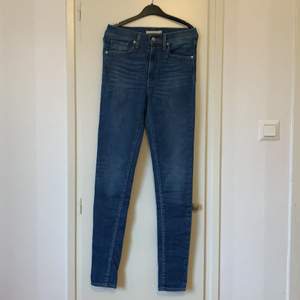Smala högmidjade Levis jeans i modellen ”Mile high super skinny”. Säljer då de är för små för mig. Relativt stretchigt material, men inte så att de töja ut rejält mycket. Använda 2 ggr. 💘FRAKT ÄR INKLUDERAT I PRISET & PRISET KAN SÄNKAS VID SNABB AFFÄR💘