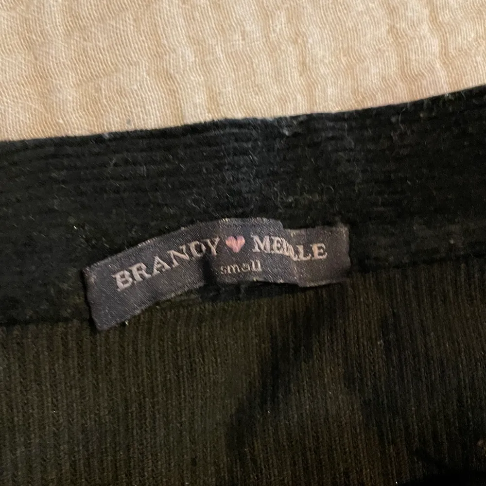 Corduroy kjol från Brandy Melville. Använd fåtal gånger. Köparen står för frakt 📦 Skick: 10/10. Kjolar.