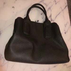Väska svart  - Svart handväska, endast 100kr!!!!