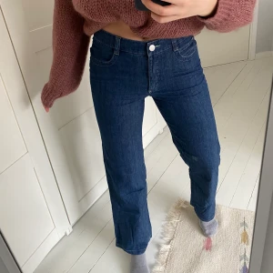 Raka blåa jeans - Vintage blå jeans. Har för mycket byxor därför säljer jag. Snygga bakfickor och tvätt. Jag är 175