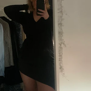 Lindex klänning med midja  - En super fin klänning med snedskuren kjol som gör att ena benet syns mer. Har knyte i midjan som gör att midjan framhävs. Bra skick och stretchig i materialet som gör att storleken är ungefär S-M. Jag har storlek M och är 168cm lång. Pris kan diskuteras! 🥰🥰