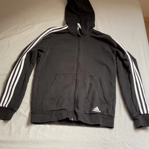 Adidas - Säljer denna snygga adidas kofta för 100kr. Inga skador. Tror den är i storlek 36. Frakten ingår