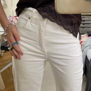 Vita bootcut jeans! Mammas gamla vintage fråm 80-talet💖 Sjukt sköna med stora fickor där bak. I mycket fint skick och lite stretch i tyget så de passar många storlekar! Man kan även fösa ner dem på höfterna så att de sitter mer baggy.
