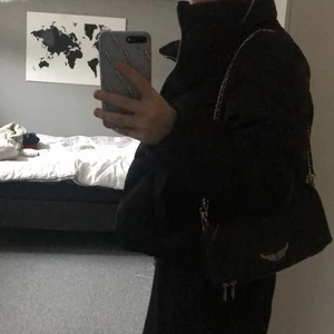 Jacka H&M - Jätte snygg jacka från H&M, passar även nu till våren. Storlek xs men passar även S och M då den går att justera.  Nyskick!! 