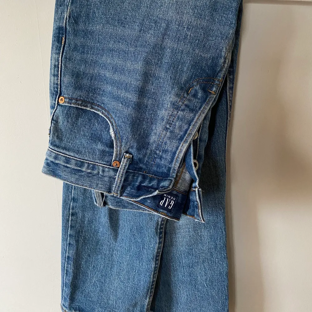 Blå jeans från GAP i storlek 26 (waist). Korta i benen, stängs med knappar, modellen heter ”straight”. Jättebra skick då de inte är använda många gånger. Köpta för 650kr. Jeans & Byxor.