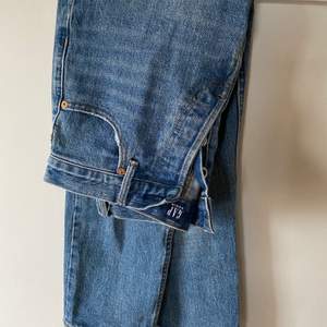 Blå jeans från GAP i storlek 26 (waist). Korta i benen, stängs med knappar, modellen heter ”straight”. Jättebra skick då de inte är använda många gånger. Köpta för 650kr