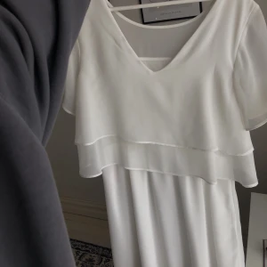 Vit STUDENTKLÄNNING från Bubbleroom - Vit skändning perfekt till sommaren eller STUDENTEN🎓🤎 BRA SKICK, använd en gång. Det är meningen att bära den som på andra bilden men jag tror att det går att använda den men djup v-ringning också.🤎 Frakten tillkommer på 50kr🤎 