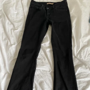 Levis bootcut  - 715 bootcut Jeans från Levis, otroligt sköna och fina.