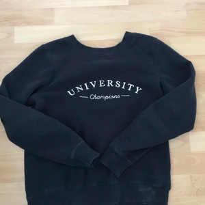 Sweatshirt - Superfin mörkblå sweatshirt från ginatricot!💕💕 KÖPAREN STÅR FÖR FRAKT