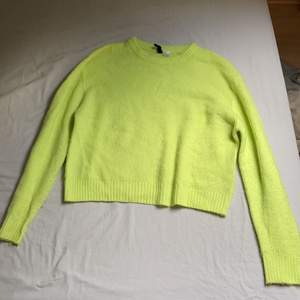 Säljer min neon stickade tröja. Storlek S. Kostar 100kr + frakt. 