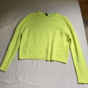 Neon stickad tröja - Säljer min neon stickade tröja. Storlek S. Kostar 100kr + frakt. 
