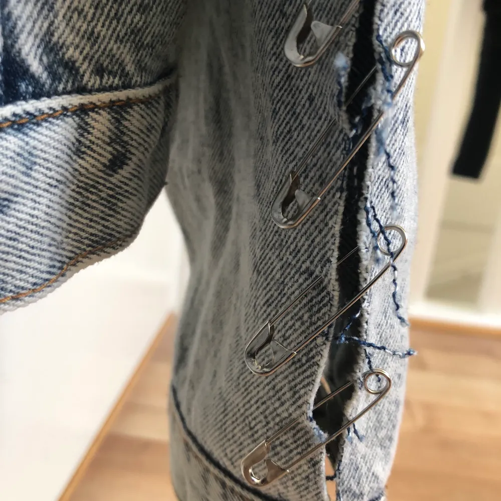 Oversized jeansjacka som jag målat själv! Jackan har säkerhetsnålar längst armarna. Om fler är intresserade kan budgivning startas. . Jackor.