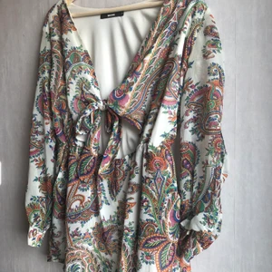 Byxdress  - Jättefin byxdress från Bikbok med vackert mönster, Strl S. Den har blivit för liten för mig då jag är 175 cm lång, passar perfekt nu för våren och sommaren :)  Jag kan frakta, då är det 100kr exklusive frakt eller så kan jag mötas nära Stockholmsområdet