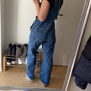 Polo Jeans co. Ralph Lauren hängselbyxor - Hängselbyxor i jeans köpta på en vintageaffär i Melbourne. Väldigt snygga och sköna, men kommer tyvärr inte till användning så mycket som jag önskat. Står ingen storlek i, men är 163 cm lång och brukar ha S i kläder. Lite svårt att få bra bilder men kan skicka fler!