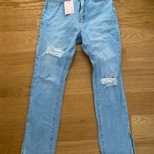 Säljer dessa fina jeans från missguided för att de är lite för stora för mig. Prislappen är kvar och de har aldrig blivit andvända. Jeansen är raka men ändå tajta med en slits ner till. Det är storlek UK 8 vilket motsvarar 36.