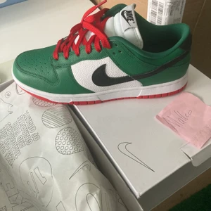 Nike Dunk Low - NIke Dunk Low gröna, röda, svarta, vita, Storlek 42, Helt oanvända!