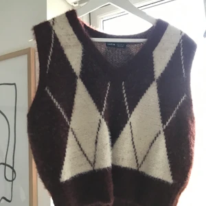 Sweater west  - Jättefin vinröd och vit stickad väst i strl 36/38, 75kr eller högst bjudande🌸 Köpare står för frakt.