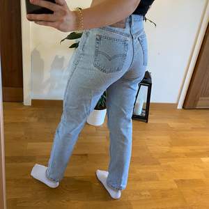 levis mom jeans i bra skick som nu säljes på grund av ingen användning😌 skulle säga att de passar en XS eller liten S
