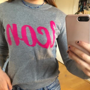 Guess - Säljer denna coola tröja från guess som är använd ett fåtal gånger❣️ Passar både XS och S. Säljer för 100kr men frakt tillkommer även💖