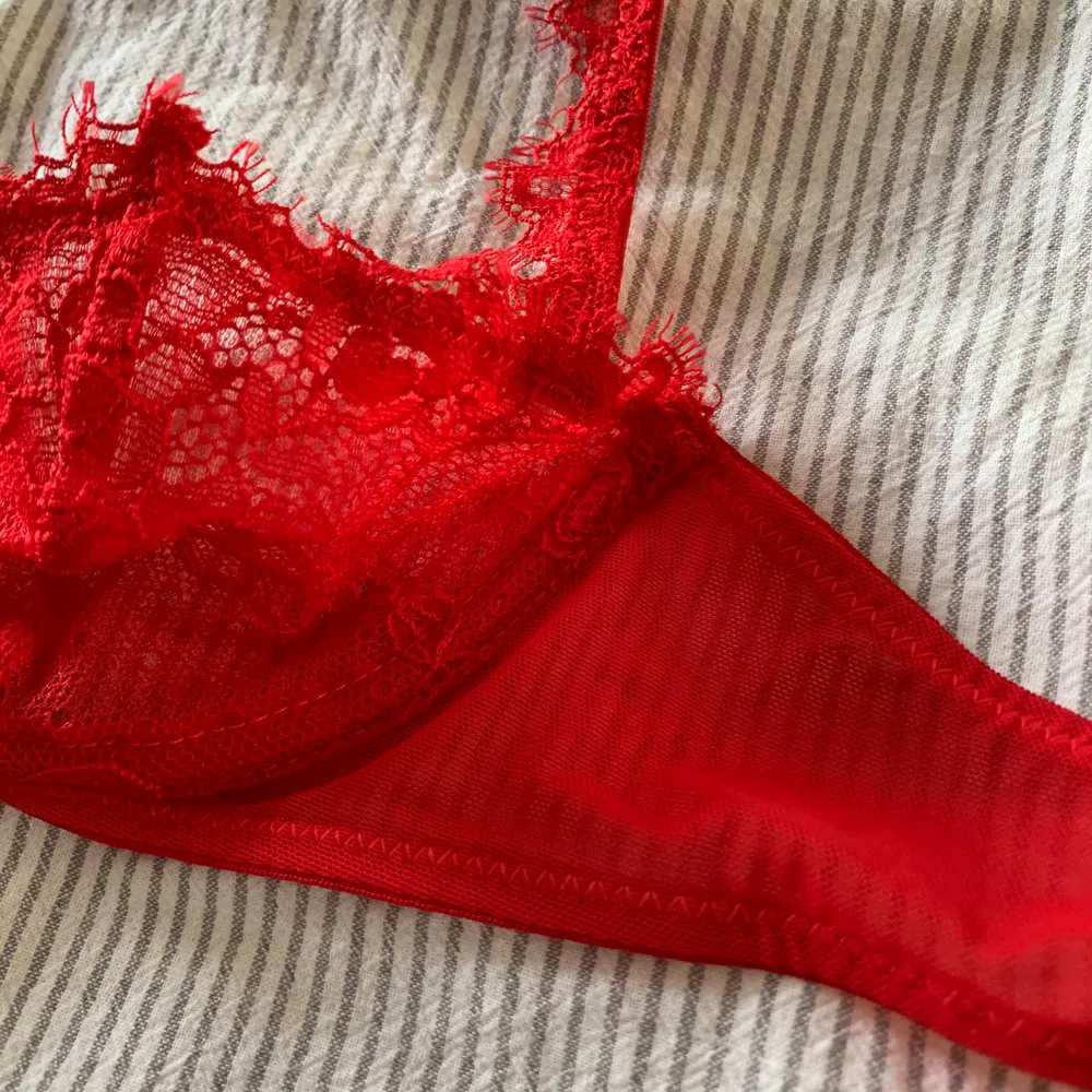 En jättefin röd lace bh från Rebecca Stella som inte använts💞 Finns inte att köpa (vad jag vet). 150+frakt✨. Övrigt.