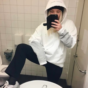 Vit hoodie med ros oversize - Vit hoodie från Weekday. Använd ett fåtal gånger. Reflextyg på ärmarna.