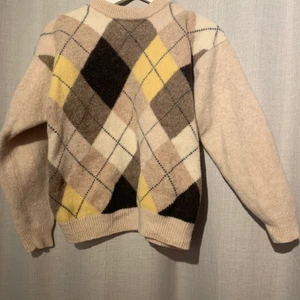 Stickad rutig tröja strl XS - Mysig vårtröja köpt på humana secondhand. Säljs då den inte kommer till så mycket användning!