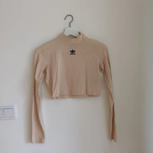 Polo topp - Jättesnygg polo topp från adidas i beige🤍, köpare står för frakt🤍
