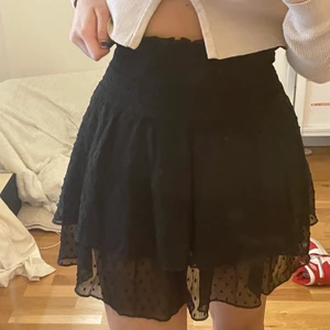 Super söt kjol - Använd endast 1 gång, kommer från bikbok. Högsta bud 310