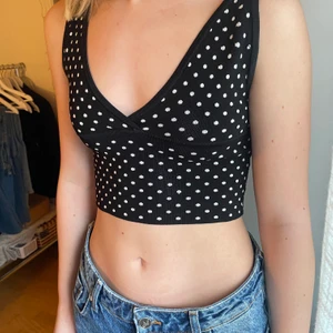 Topp från Zara - Prickig topp från Zara i storlek. Aldrig använd så i perfekt skick. Slutsåld på hemsidan. Pris kan diskuteras.