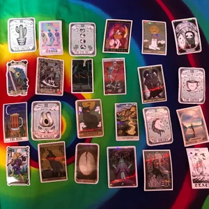 Klistermärken  - Supercoola klistermärken som föreställer tarot kort💘 storleken är ca 6,5*4 cm:) Frakten kostar samma även fast du köper fler än bara ett klistermärke! Paketpris kan diskuteras vid önskemål💘 !!JAG HAR FLERA KLISTERMÄRKEN OM NÅGON ÄR INTRESSERAD!! (Dessa är från shein men du som inte vill beställa direkt därifrån kan köpa här, vill bara förtydliga det så ingen tycker att jag lurar hen)