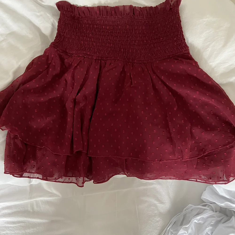 Vinröd kjol från bikbok, använd 1 gång så i princip som ny. Kjolar.