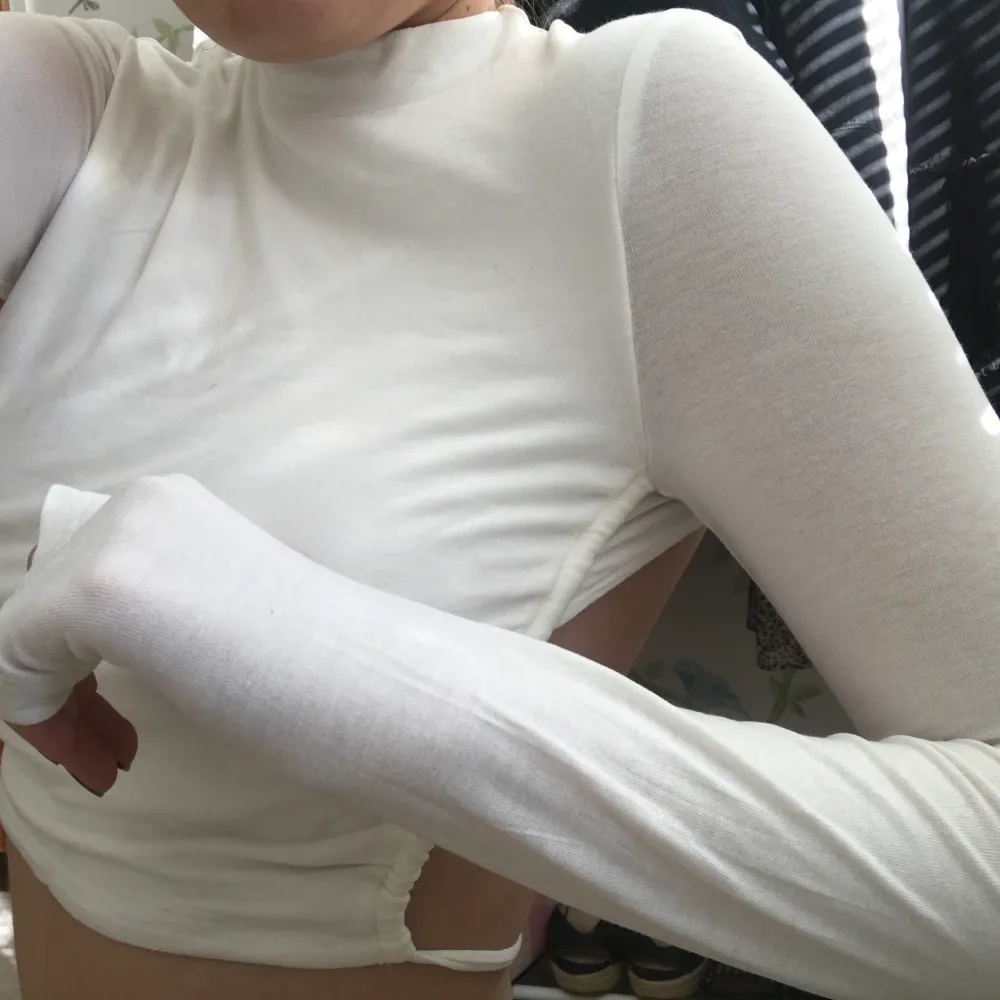 Superfin vit långärmad tröja som är öppen i ryggen! Storlek XS/S! Perfekt till våren och sommaren och sååå snygg!! Buda i kommentarerna från 120kr + frakt 🤍🤍✌🏼✌🏼 . Toppar.