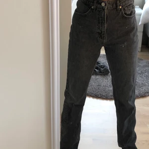 Flare/Wide leg jeans - Säljer dessa slutsålda skitsnygga jeans från mango fast köpta på NA-KD i storlek 34. Säljer pågrund av att dem tyvärr är lite förstora i midjan för mig. (Aldrig använda) Säljer för 300kr + frakt💕 orginalpris: 599kr. Tar betalt via Swish💫 