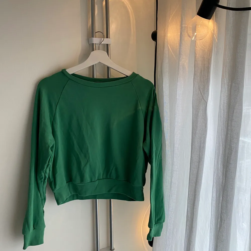 Superfin grön sweatshirt från Bikbok! Den finns inte i butik längre och säljs pga den inte kommer till användning. Den är i bra skick! Storleken är i XS men passar även S. . Tröjor & Koftor.